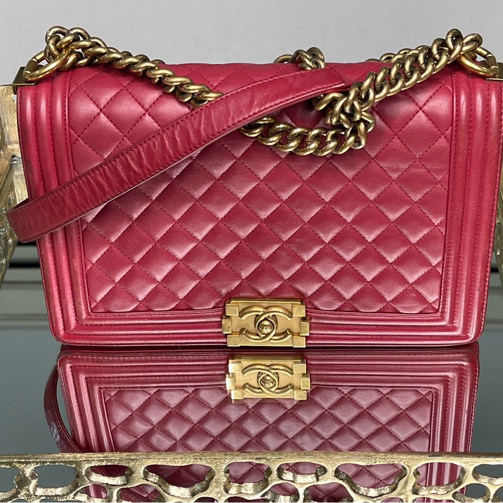 CHANEL. 100% AUTHENTIC. BOY FLAP QUILTED MEDIUM BAG